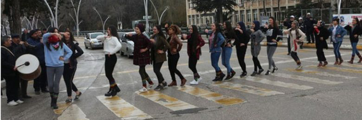 احتفالات و دبكات وسط الشارع في مدنية تركية فرحاً بـ قانون مروري جديد